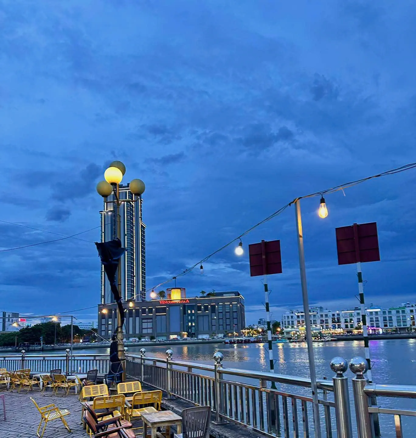Không gian ngoài trời thoáng đãng của quán với tầm nhìn hướng ra sông êm đềm và tòa Vincom Plaza rực rỡ khi chiều tà - Ảnh: FB. Bèo chill