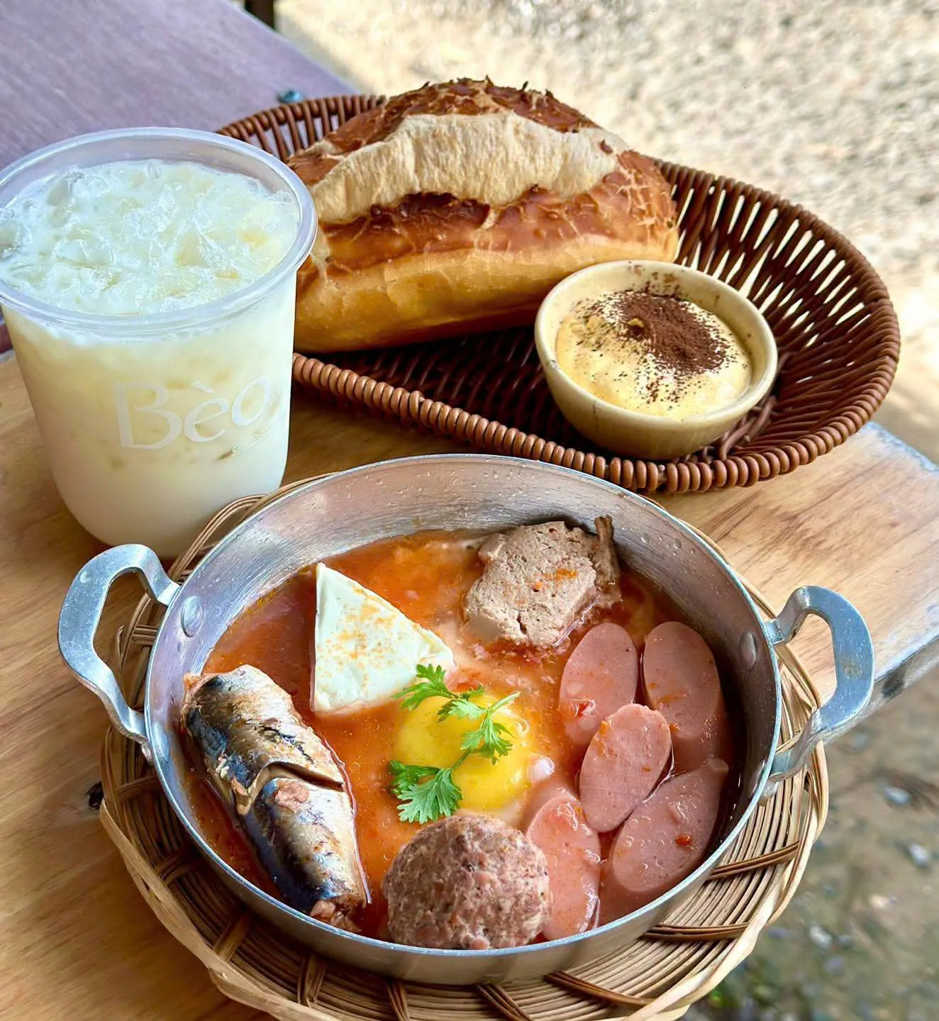 Bữa sáng đầy năng lượng với phần bánh mì chảo đa dạng topping và ly nước mang thương hiệu Bèo Chill - Ảnh: FB. Bèo chill