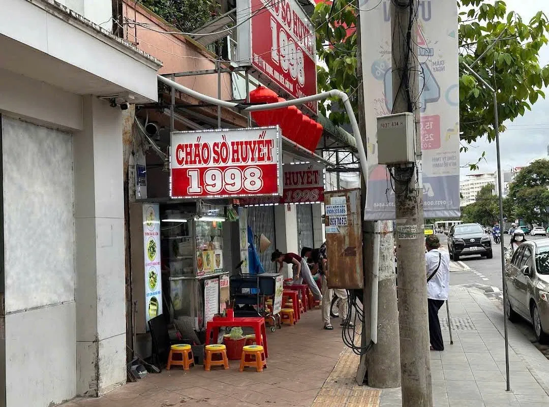 Chao So Huyet 1998: Savor the Aromatic Roasted Rice Porridge and Watch the Bustling City Streets