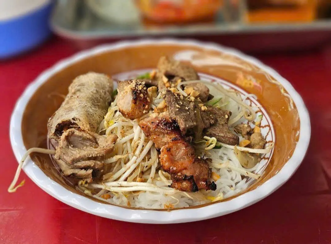 Nam Phuong grilled pork rice noodles: A simple, familiar corner full of warmth in the heart of Can Tho