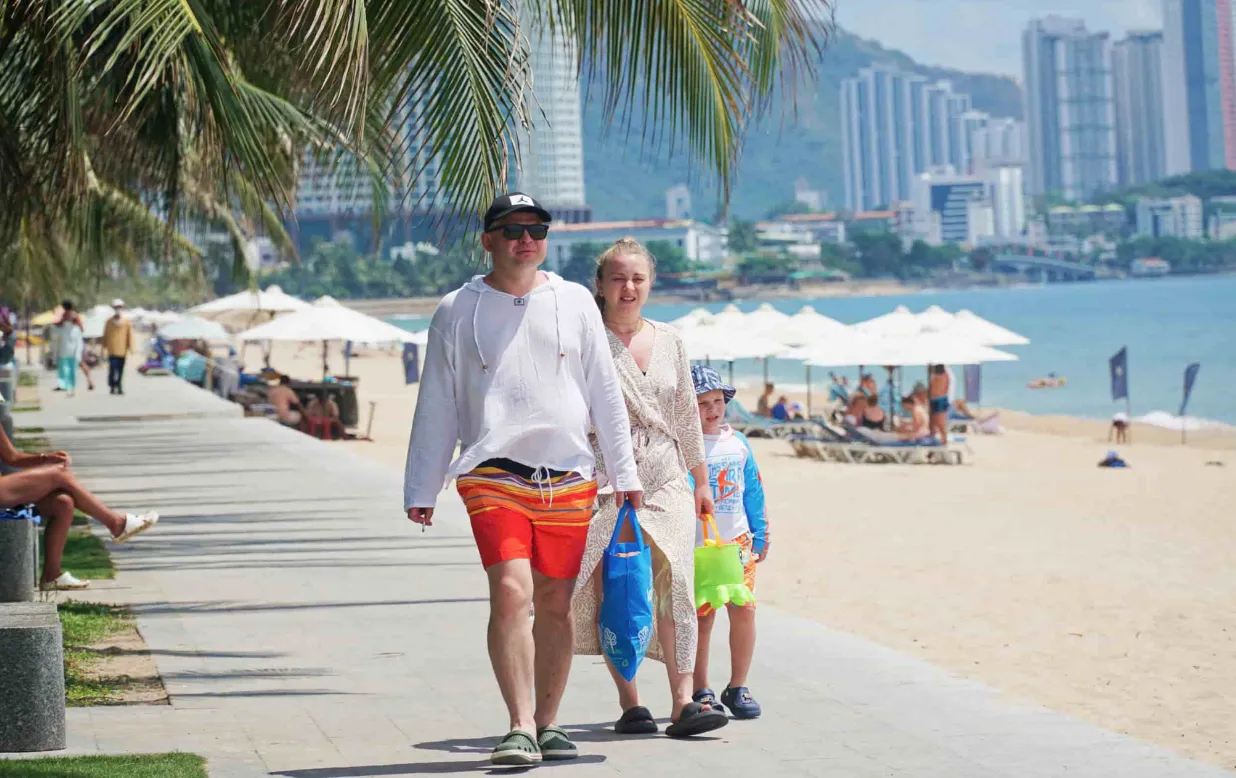 International tourists enjoying a beach vacation in Vietnam. Photo credit: Lao Dong Newspaper