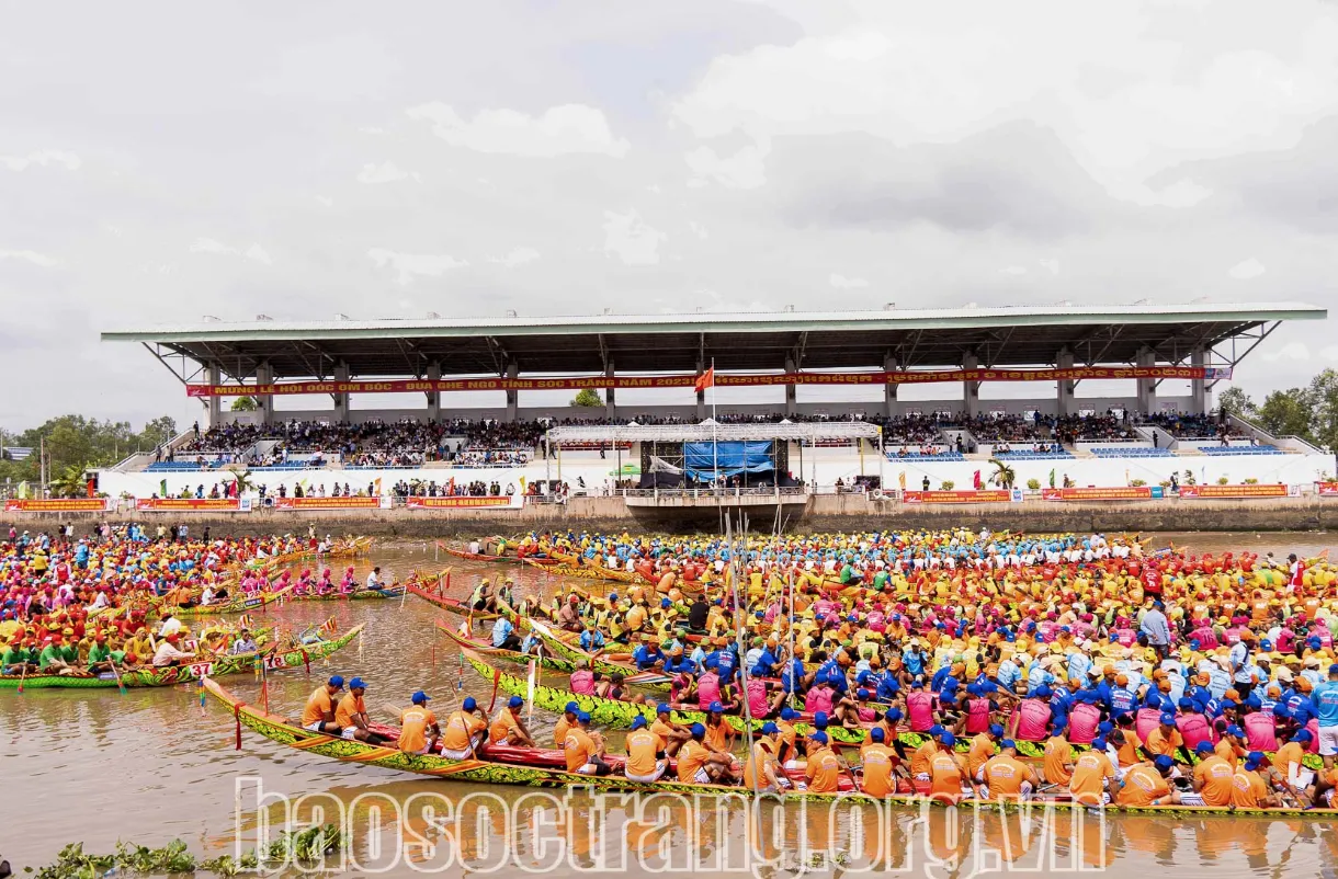 Ngo boat racing festival in Can Tho (formerly Soc Trang). Photo credit: Soc Trang Newspaper