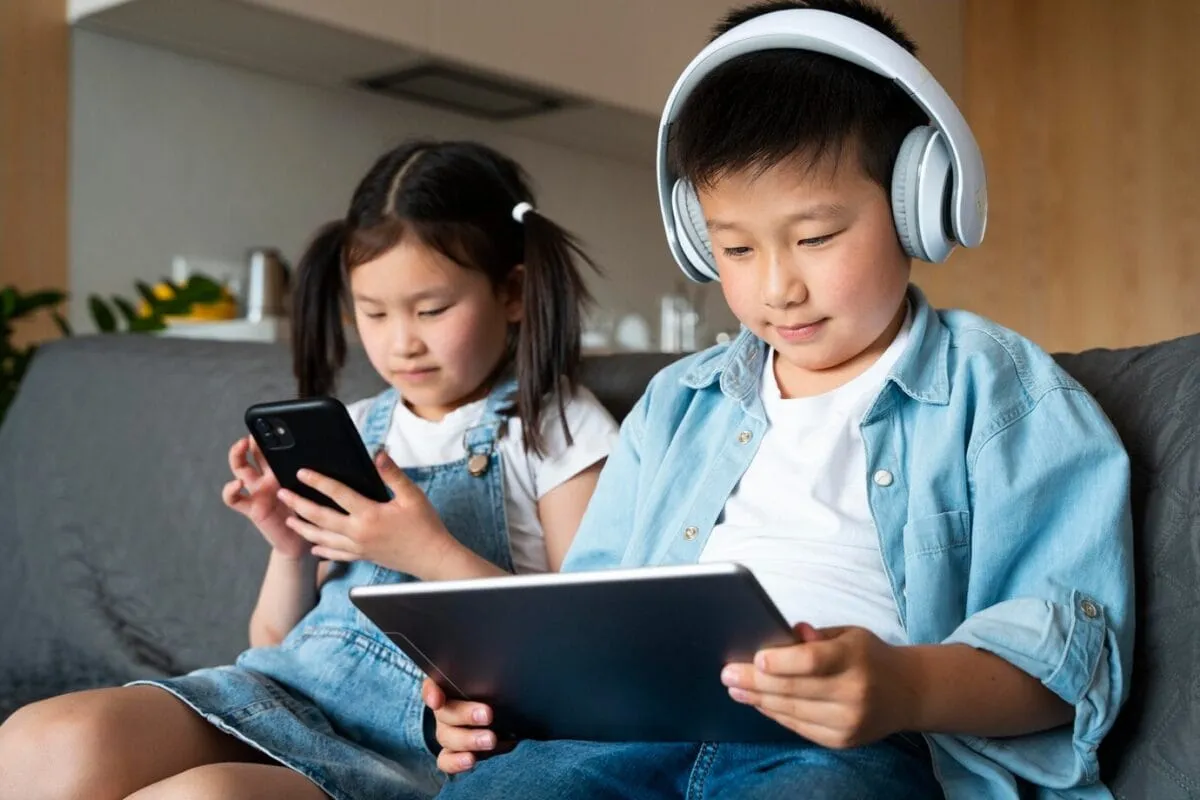 Trẻ đang dùng công nghệ hay đang bị công nghệ dẫn dắt?